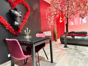 Posedenie v ubytovaní Suite Jeux d’Amour Jacuzzi / Love Room