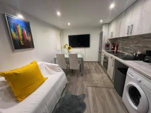 een woonkamer met een bed en een keuken bij Kerart Lima in Armação de Pêra