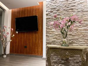 ボゴタにあるHotel Casa Baqueroの廊下のテーブル上の花瓶 +41枚の写真