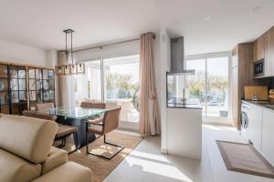 Køkken eller tekøkken på Luxury Beach Townhouse Retreat