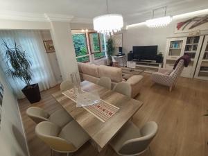 a living room with a couch and a table and chairs at Alojamiento Mar y Bienestar in Laredo