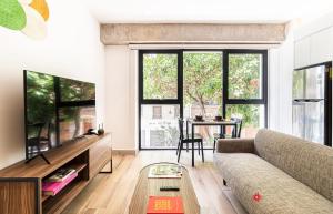a living room with a couch and a table at Kukun Reforma & Downtown in Mexico City