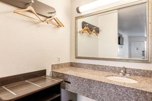 Koupelna v ubytování Motel 6-Georgetown, TX