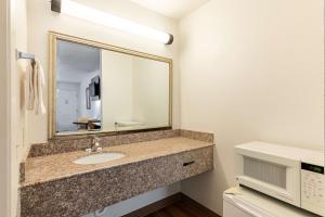 Koupelna v ubytování Motel 6-Georgetown, TX + 22 fotografií