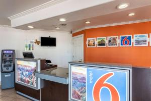 TV a/nebo společenská místnost v ubytování Motel 6-Georgetown, TX