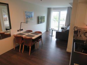 a kitchen and living room with a table and chairs at Hotelapartment Meerliebe in Cuxhaven
