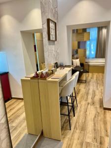 a room with a counter with chairs and a desk at Vienna Charm Apartments Landstraße in Vienna