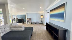 a living room with a couch and a flat screen tv at Marina Village Inn in Alameda +57 photos