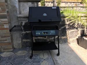 Kemudahan BBQ tersedia untuk tetamu di rumah percutian