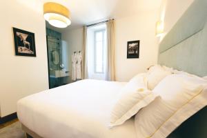 Letto o letti in una camera di Villa Lorenzo Chambres & Restaurant Barcelonnette Hotel