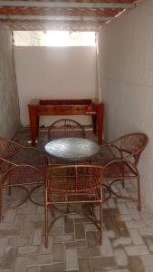 einem Tisch mit drei Stühlen und einem Tisch mit in der Unterkunft Casa Costa do conde in Conde