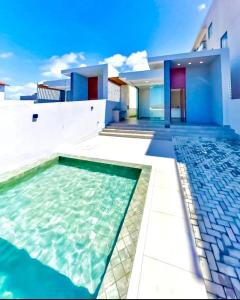 ein Swimmingpool vor einem Haus in der Unterkunft Casa Costa do conde in Conde