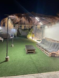a room with a bed and a tent with green grass at La casa de Cris in Sanlúcar de Barrameda