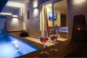 TV a/nebo společenská místnost v ubytování Rhotheon Suites in Ialysos Rhodes - with private pool