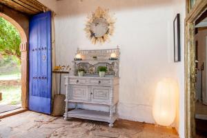 a white dresser in a room with a blue door at Arzipreste II Casa del Ama in León