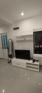TV a/nebo společenská místnost v ubytování Kahari Apartments