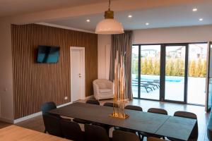 a dining room with a table and chairs at Banya Villa Bucuresti sauna jacuzzi piscina spa in Gulia