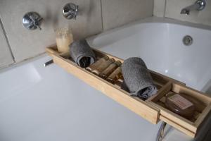 Una bañera con un estante de madera al lado de una bañera. en Mountain Oasis, en Roodepoort 13 fotos más