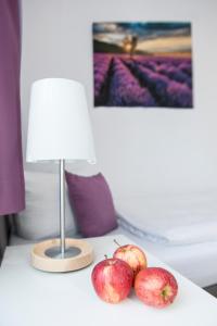 duas maçãs sentadas numa mesa ao lado de uma lâmpada em Hotel Storchen em Ravensburg