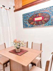 ein Esstisch mit einer Vase mit Blumen darauf in der Unterkunft Apartaestudio en el Centro in Cartagena de Indias