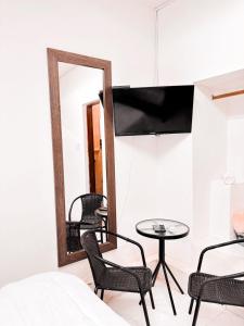 Zimmer mit einem Spiegel, einem Tisch und Stühlen in der Unterkunft Apartaestudio en el Centro in Cartagena de Indias