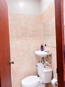 ein Badezimmer mit Toilette und Waschbecken in der Unterkunft Apartaestudio en el Centro in Cartagena de Indias