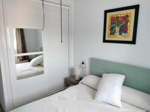 Postel nebo postele na pokoji v ubytování Apartamento Alhambra Mar + 16 fotografií
