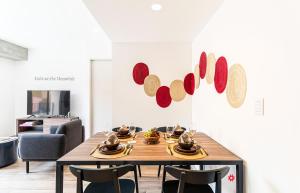 a dining room with a table and chairs at Kukun Reforma & Downtown in Mexico City