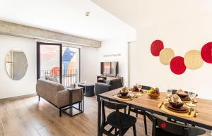 a living room with a table and chairs at Kukun Reforma & Downtown in Mexico City