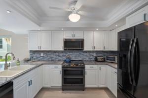 Η κουζίνα ή μικρή κουζίνα στο Gorgeous Gulf Front Townhome on East End