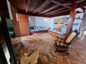 salon z niebieskimi kanapami i stołem w obiekcie Casa de Veraneio Beira Mar com 5 quartos w mieście Barra de São Miguel