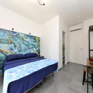 una camera da letto con un letto e un dipinto sul muro di MaryGiò a Salerno
