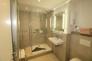 a bathroom with a shower and a sink at Panorama Whg 25, 2 OG in Cuxhaven
