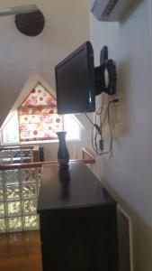 TV sobre una mesa en una habitación en Mystic Ridge Retreat, en Ocho Ríos