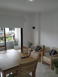 una sala de estar con una mesa y sillas en Departamentos M&A 2, en Puerto Rico