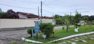 a street with a sign on the side of a road at Casa inteira Chale e Edicula in Itanhaém
