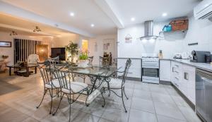 A kitchen or kitchenette at Swan Valley