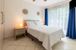 Ένα ή περισσότερα κρεβάτια σε δωμάτιο στο Two Palms Ground Floor Unit Across From Beach