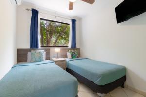 Ένα ή περισσότερα κρεβάτια σε δωμάτιο στο Two Palms Ground Floor Unit Across From Beach