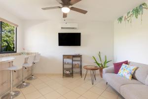 Μια τηλεόραση ή/και κέντρο ψυχαγωγίας στο Two Palms Ground Floor Unit Across From Beach
