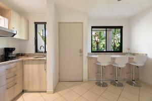 Η κουζίνα ή μικρή κουζίνα στο Two Palms Ground Floor Unit Across From Beach