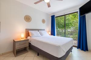 Ένα ή περισσότερα κρεβάτια σε δωμάτιο στο Two Palms Ground Floor Unit Across From Beach