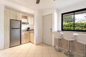 Η κουζίνα ή μικρή κουζίνα στο Two Palms Ground Floor Unit Across From Beach