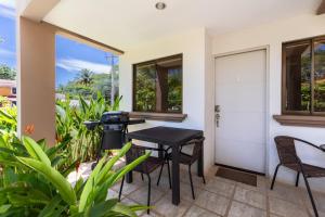Μπαλκόνι ή βεράντα στο Two Palms Ground Floor Unit Across From Beach