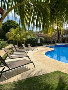 Πισίνα στο ή κοντά στο Two Palms Ground Floor Unit Across From Beach