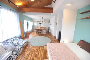 insidey 海から歩いて10分 walk from the sea Tatadobeach Iritabeach 10min في شيمودا: غرفة معيشة مع أريكة وطاولة