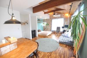 insidey 海から歩いて10分 walk from the sea Tatadobeach Iritabeach 10min في شيمودا: غرفة معيشة مع أريكة وطاولة
