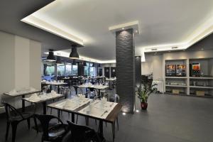 A restaurant or other place to eat at La Meridiana Bleisure Hotel