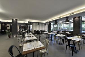 A restaurant or other place to eat at La Meridiana Bleisure Hotel