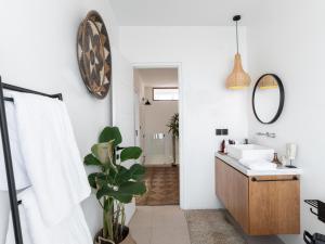 Η κουζίνα ή μικρή κουζίνα στο Tribeca Penthouse Canggu +41 φωτογραφίες